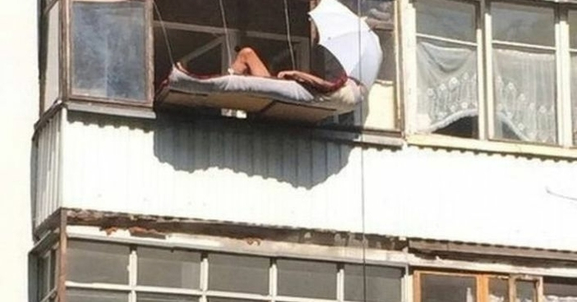 Голенькая вышла на балкон