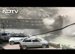 Enlace a Desprendimiento de rocas destruye un puente en la India
