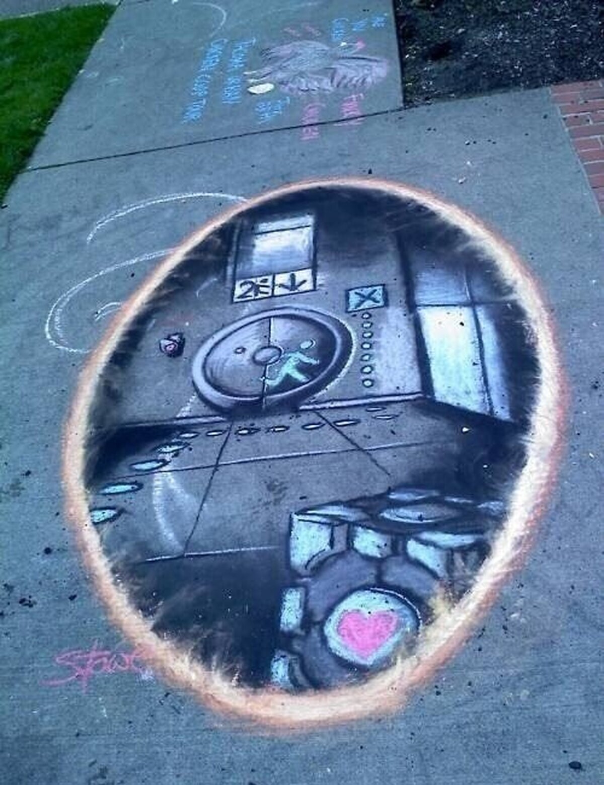 Nunca encontrarás una pintada con tiza en el suelo mejor que ésta