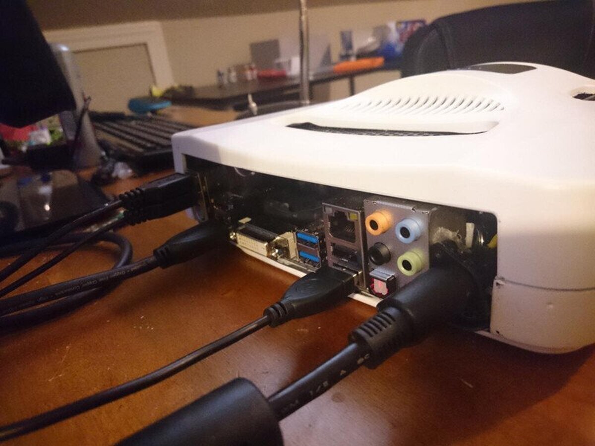 Un modder construye un PC dentro de una Nintendo 64