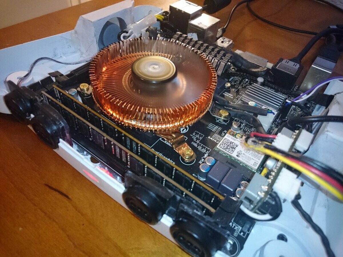 Un modder construye un PC dentro de una Nintendo 64