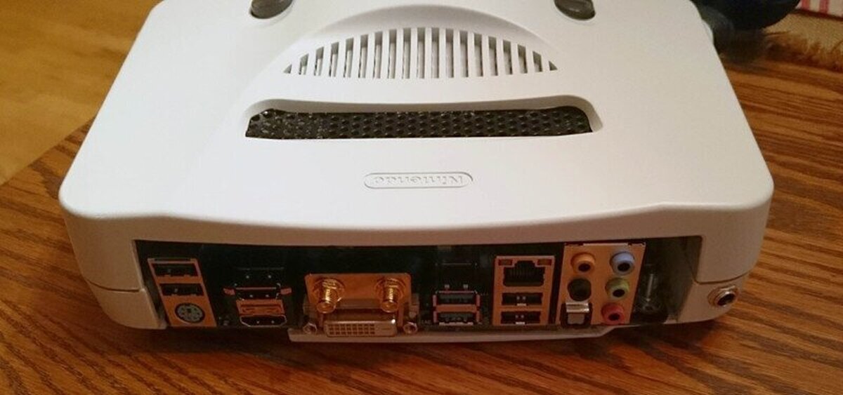 Un modder construye un PC dentro de una Nintendo 64