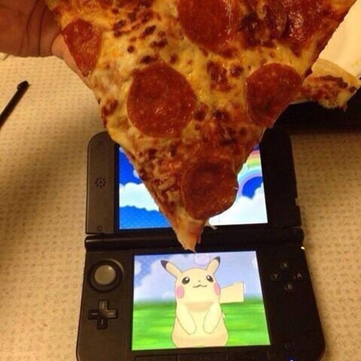 Cuando ni tu Pokémon no puede resistir esa dulce tentación...