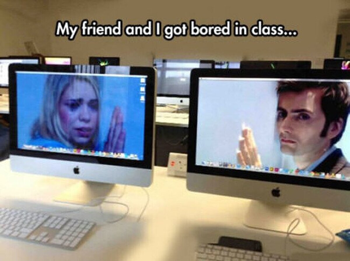 Cuando te aburres con tu mejor amigo en clase