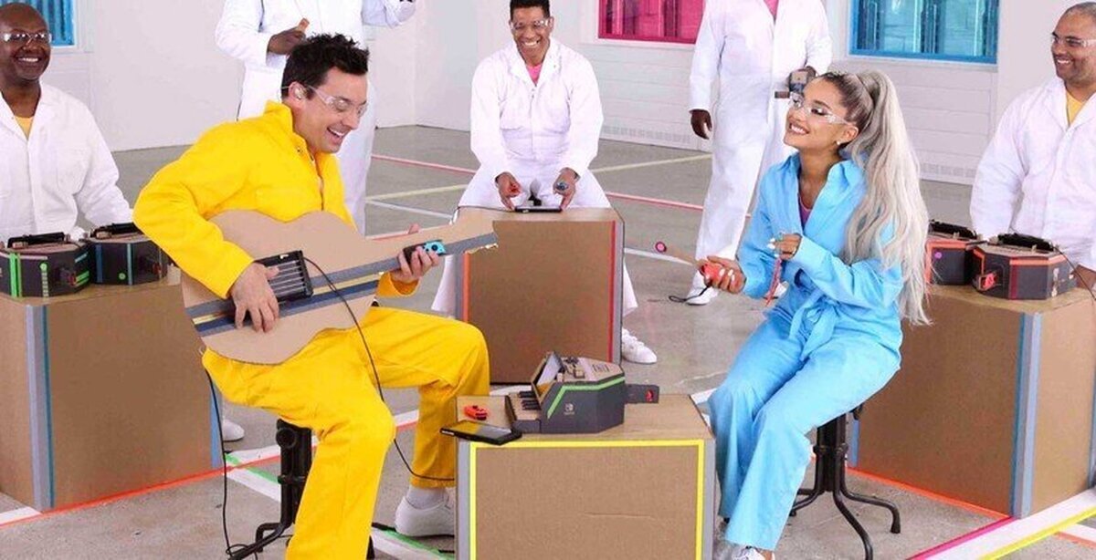 Ariana Grande interpreta uno de sus éxitos con instrumentos de Nintendo Labo