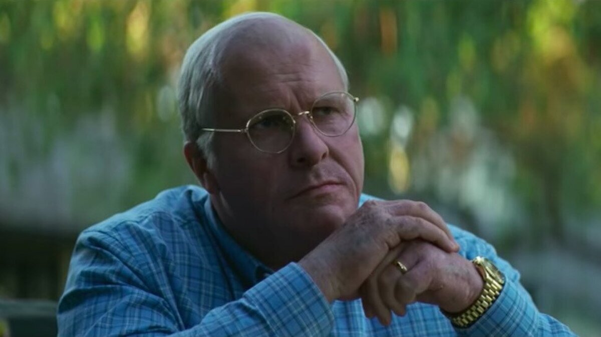 Cuesta reconocerle, pero este es Christian Bale como Dick Cheney