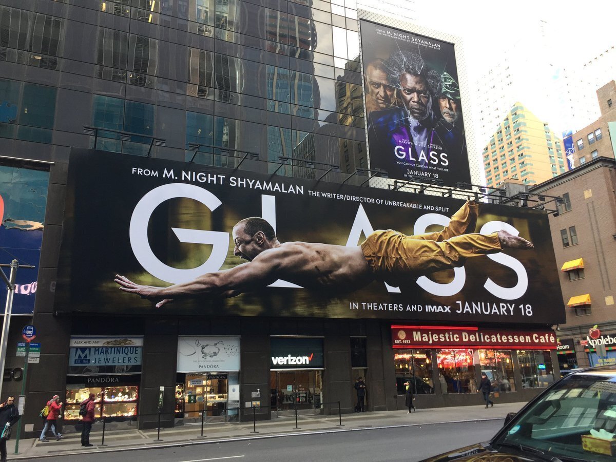 Los carteles de la película GLASS en Nueva York son una pasada