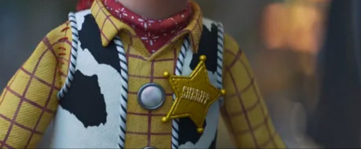 En Toy Story 4 (2019), la cuerda roja que Andy usó para reparar su brazo roto en Toy Story 2 todavía es visible