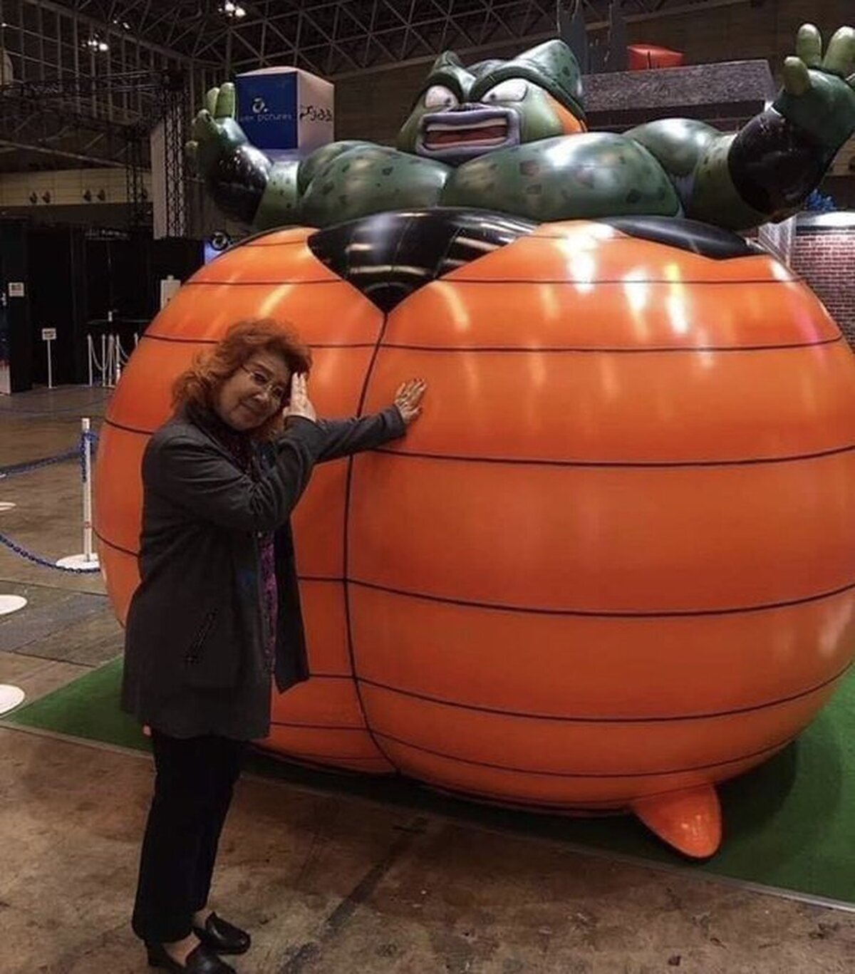 Nozawa Masako (voz original de Goku) intentando no engordar con tantos polvorones en navidad