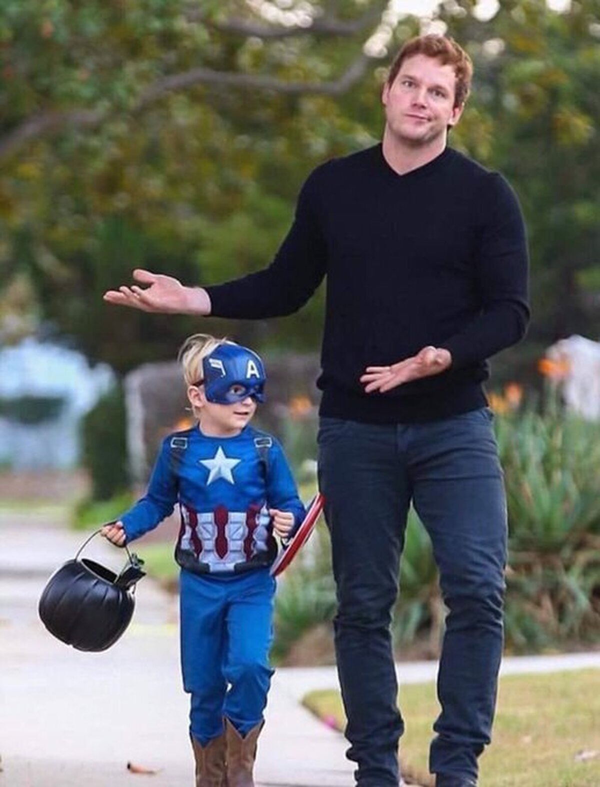 Cuando eres Star Lord pero tu hijo es fan del Capitán America...