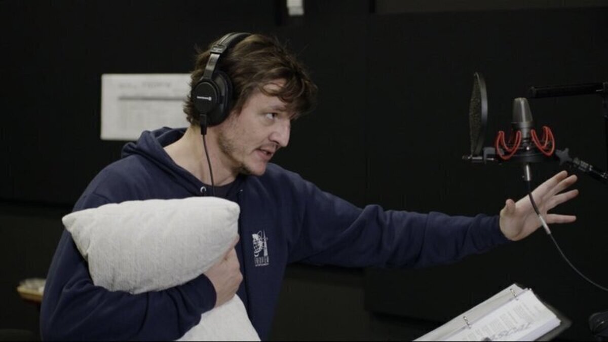 Nada más adorable que Pedro Pascal sujetando un cojín como si fuera Baby Yoda mientras dobla The Mandalorian