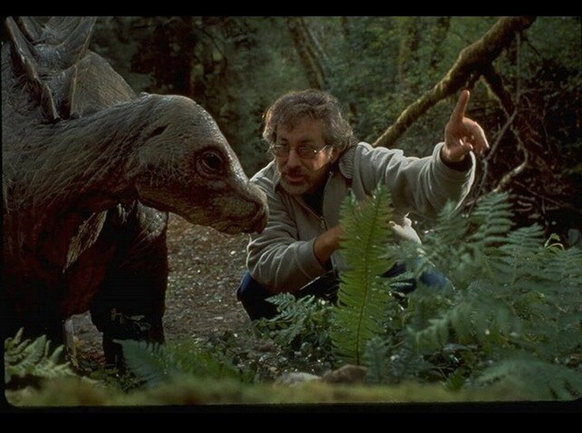 Cuando te sientas mal por hablarle a tu gato o perro, recuerda que Steven Spielberg le habló a un dinosaurio