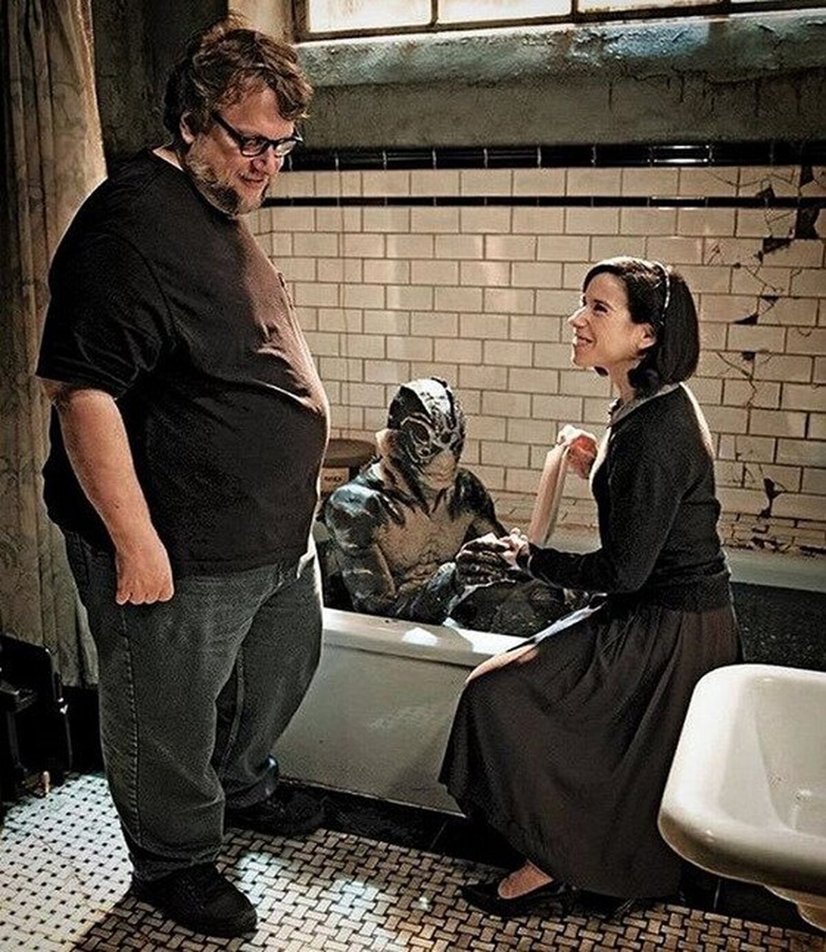 Guillermo del Toro, Sally Hawkins y Doug Jones en el set de "The Shape of Water"