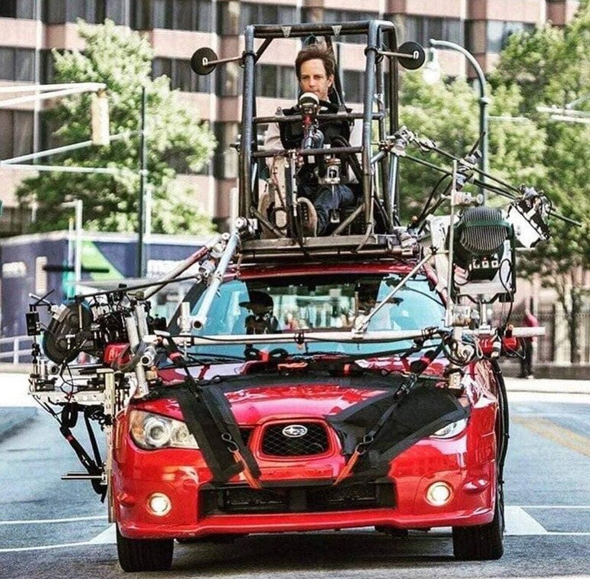 Baby Driver: abajo los personajes actúan, arriba el verdadero conductor.