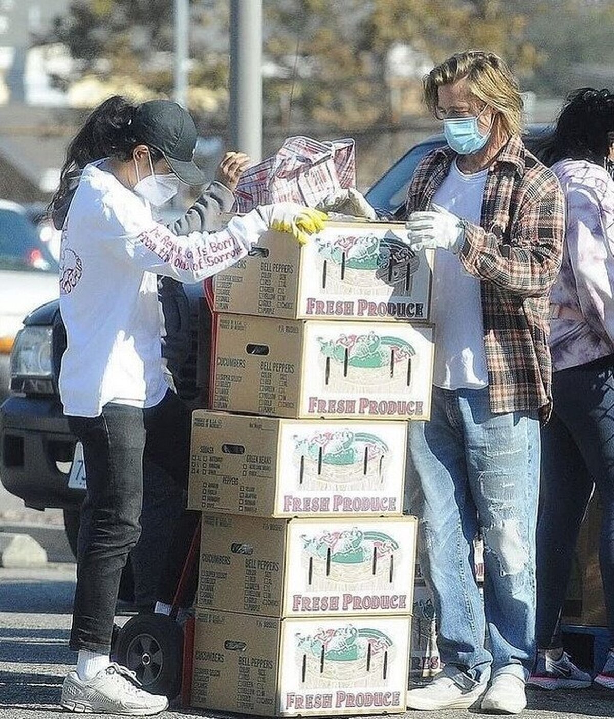 Brad Pitt repartió cajas de alimentos a familias de bajos ingresos de Los Ángeles, junto a un grupo de voluntarios
