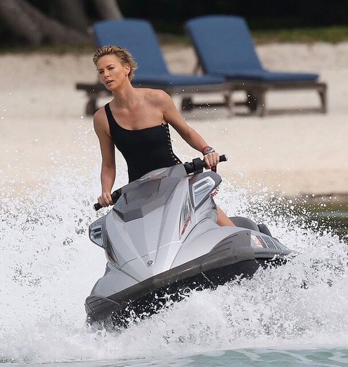 Charlize Theron sale bien en cualquier foto