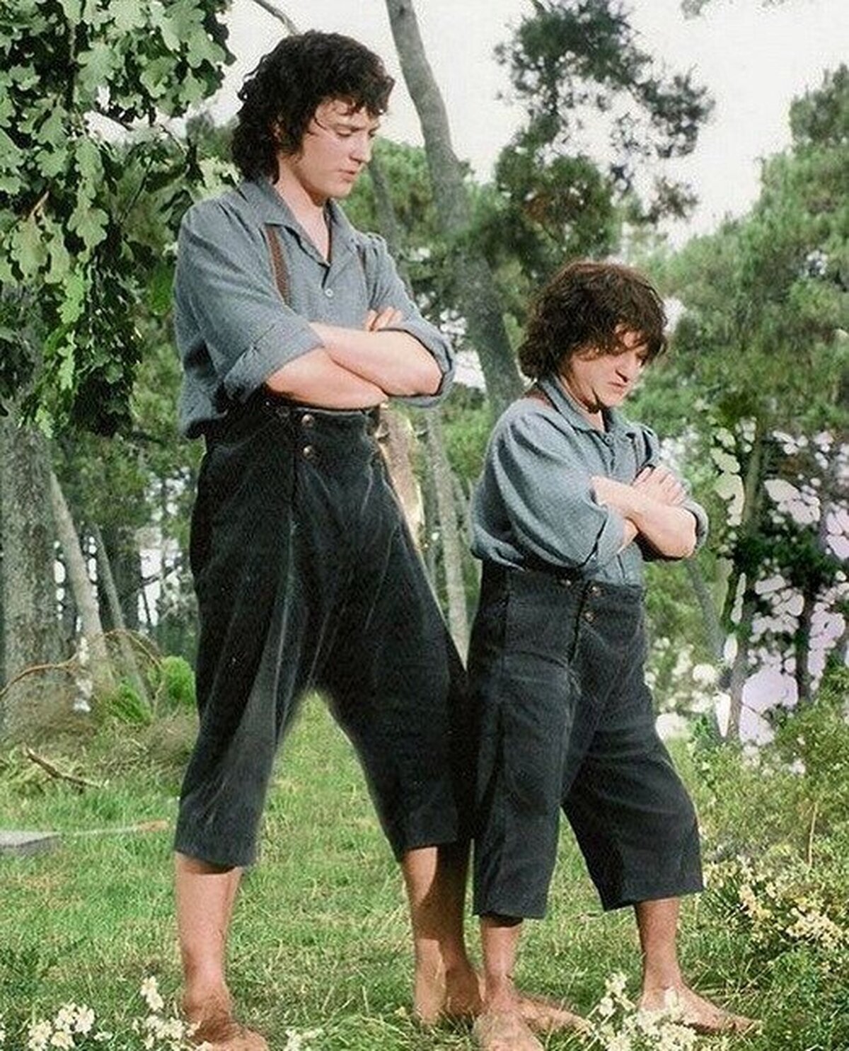 Elijah Wood y Kiran Shah, su doble de escala, en el set de "El señor de los anillos: La comunidad del anillo".