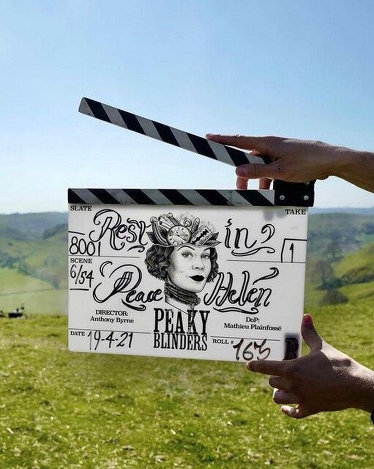 “Por siempre parte de la familia #PeakyBlinders” Siguen las grabaciones de la última temporada de la serie y le dedicaron esta imagen a #helenmccrory en sus redes