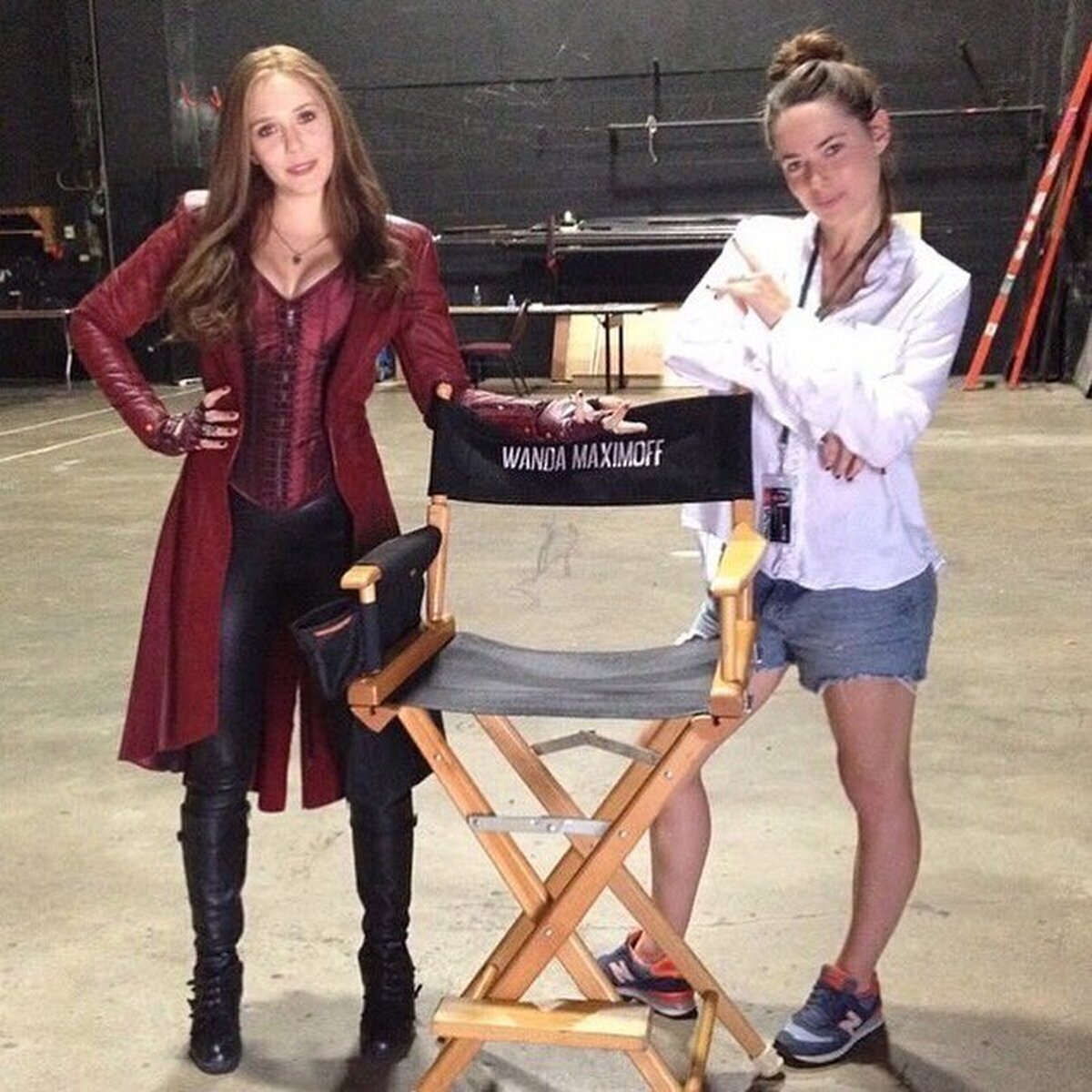 Imagen inédita de Elizabeth Olsen con su doble de acción Jennifer White en el set de Capitán América: Civil War 