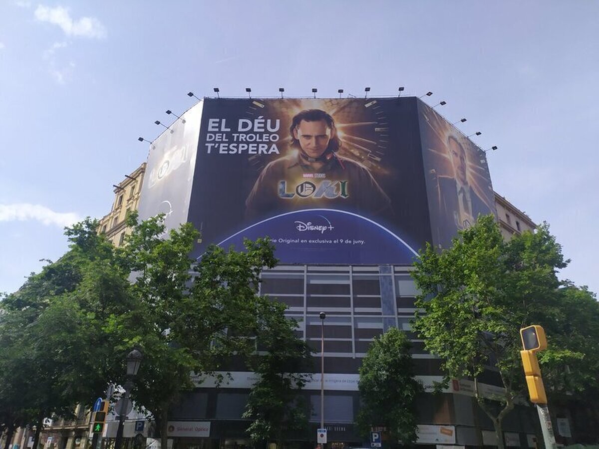 Visto en Barcelona: "El dios del troleo te espera". #Loki ya está haciendo de las suyas en los cielos de la Ciudad Condal.  