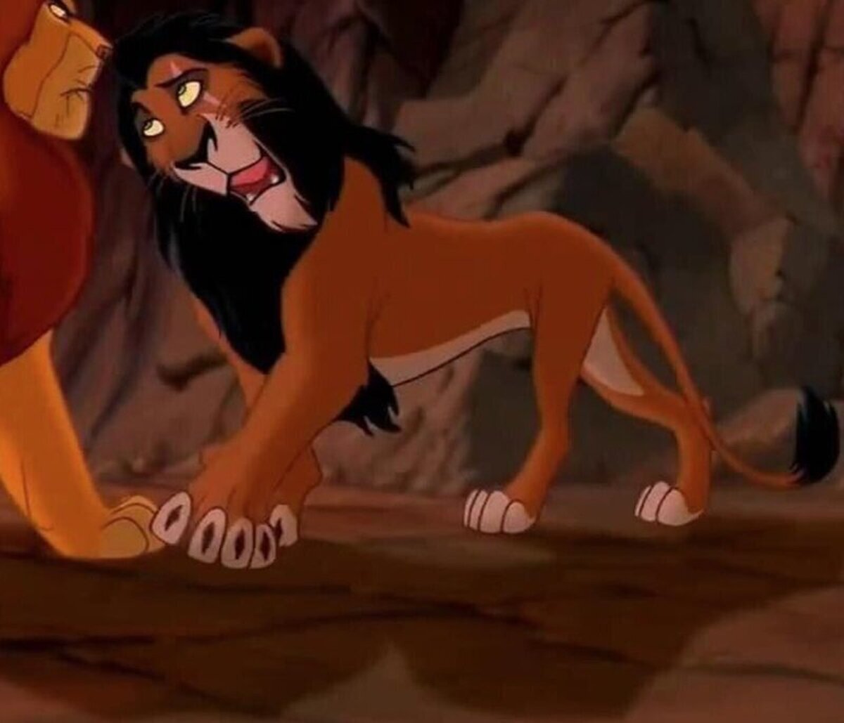 En la película de ”El Rey León” (1994), al contrario de los otros leones de la película, Scar siempre muestra las garras aunque no esté combatiendo. Lo hace de forma permanente