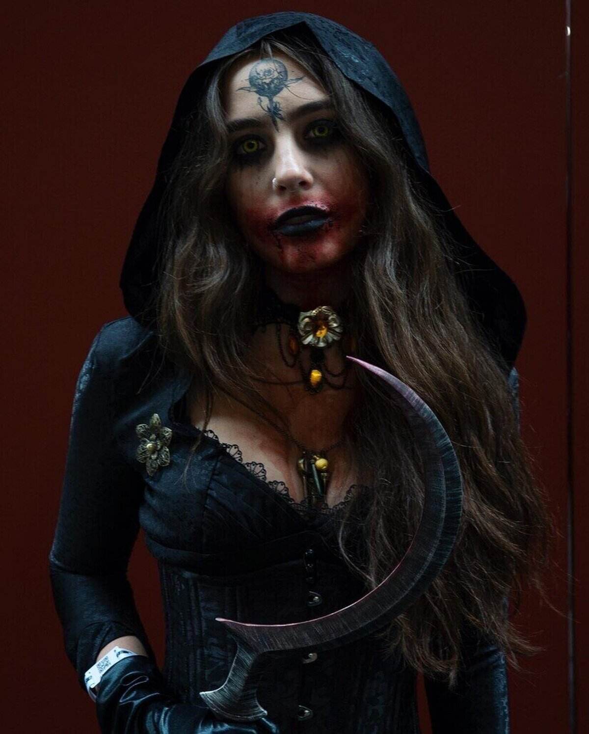 Increíble cosplay de Cassandra Dimitrescu