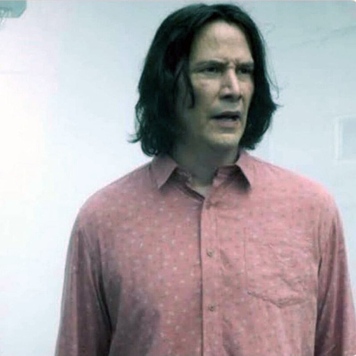 Keanu Reeves afeitado parece que está a punto de quitarle 50 puntos a Gryffindor