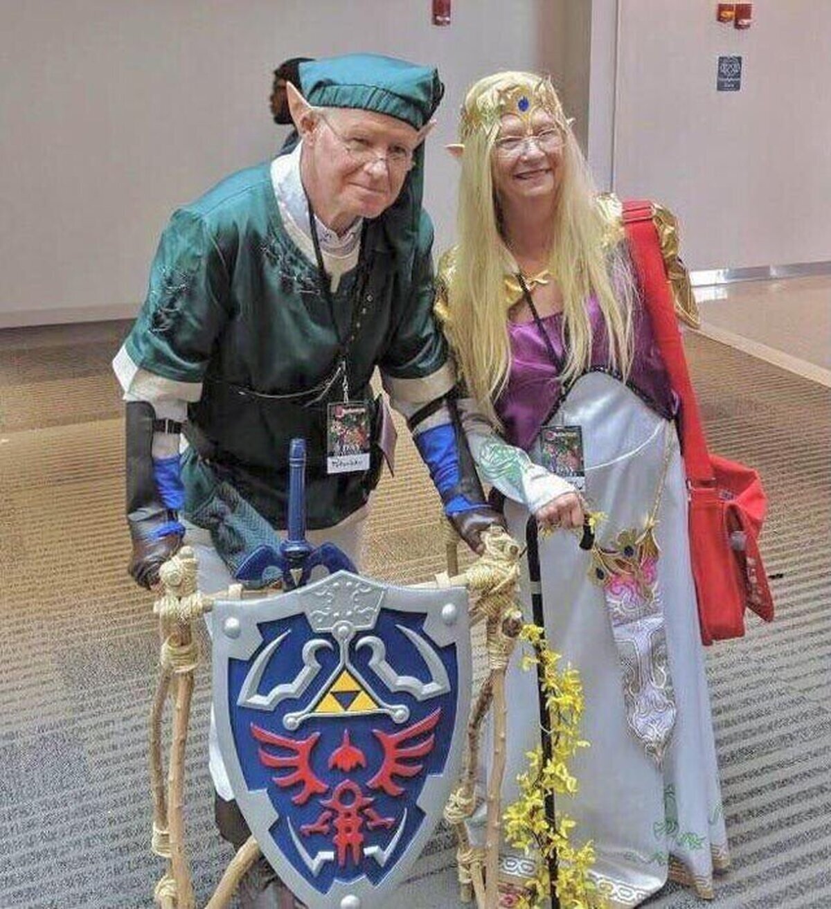 Una pareja de ancianos se disfraza de Link y Zelda en una convención de fans