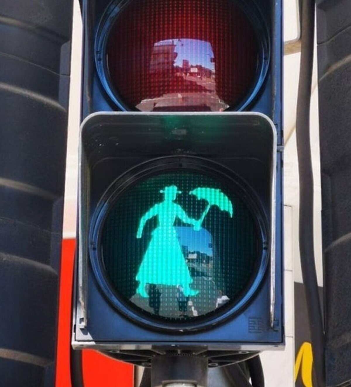 Mientras tú ignoras a Mary Poppins, en Australia le dedican semáforos