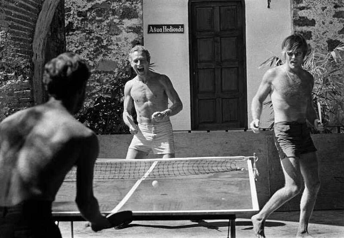 Paul Newman y Robert Redford se divierten jugando al ping-pong durante el rodaje de DOS HOMBRES Y UN DESTINO (1969)