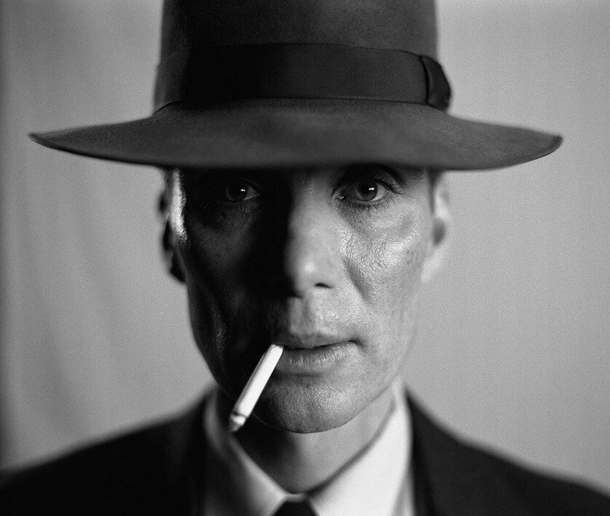Primera imagen de Cillian Murphy como J. Robert Oppenheimer, el “padre de la bomba atómica”, en OPPENHEIMER, la nueva película de Christopher Nolan.
