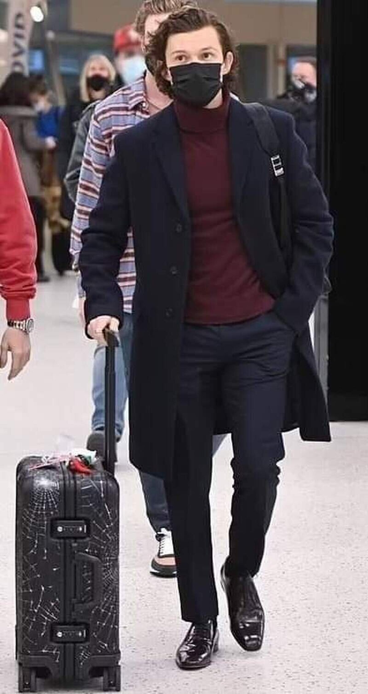 Tom Holland se compró una maleta de #SpiderMan