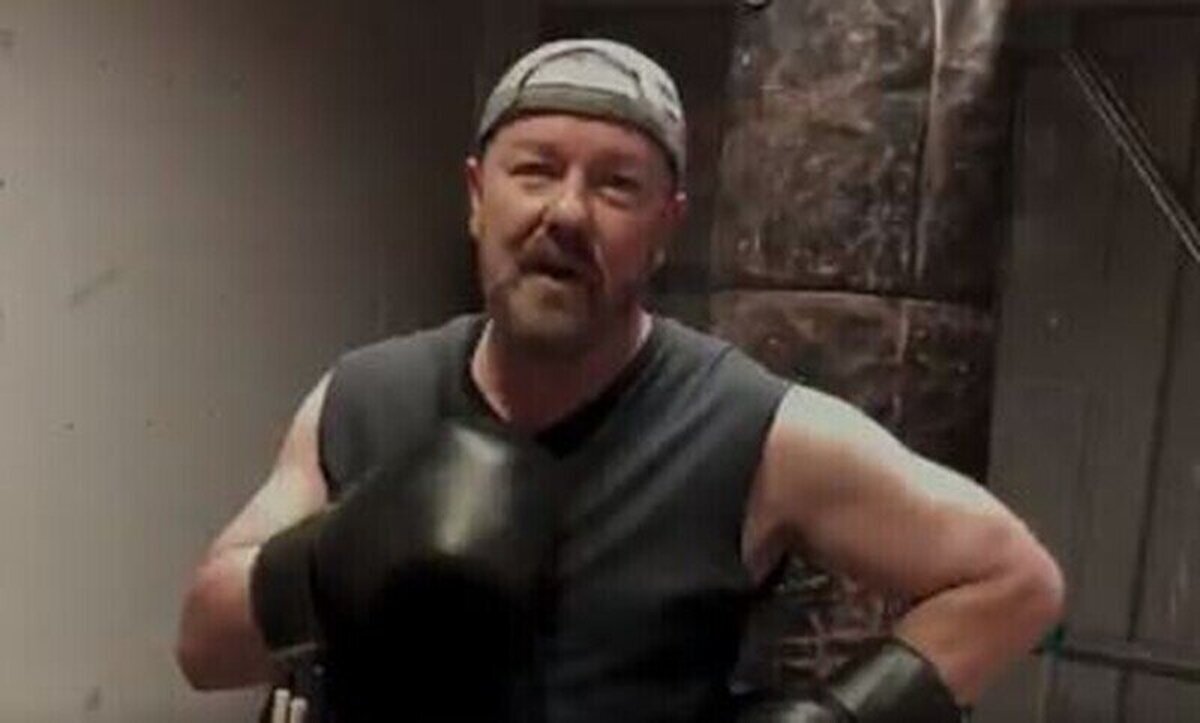 Ricky Gervais preparándose para la próxima gala que presente  