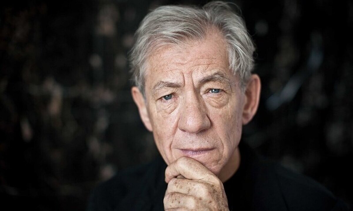 Hoy celebramos el cumpleaños del inestimable actor, Ian McKellen. Su región natal, Lancashire, fue bombardeada por los nazis cuando era pequeño. Un actor de mirada sincera y rostro afable. Se camufla detrás de sus personajes. La definición de gentleman.