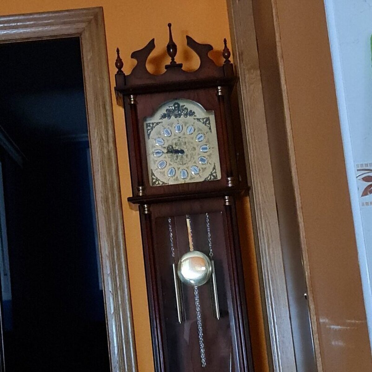 Vendo reloj antiguo, funciona muy bien pero últimamente me siento incómodo con eso en la casa  