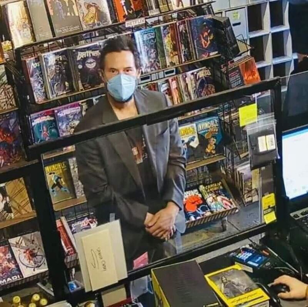 Keanu Reeves en una librería de cómics comprando su propia figura de John Wick