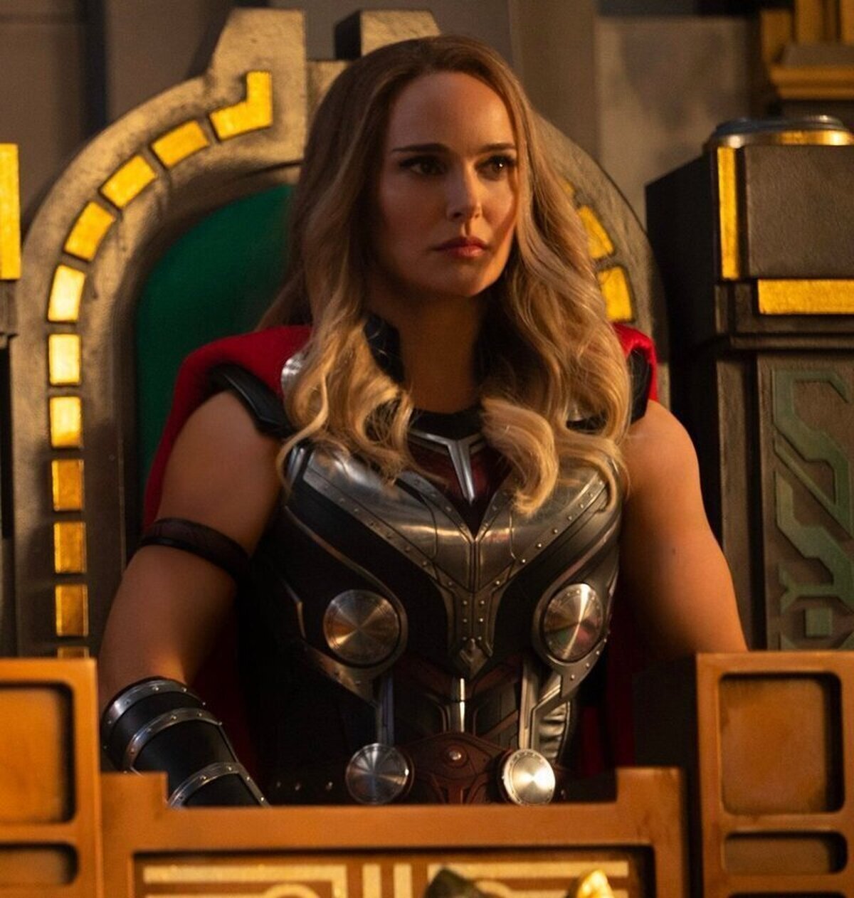 No sé para qué quiere Jane el Mjolnir si ya tiene ESOS BRAZOS 