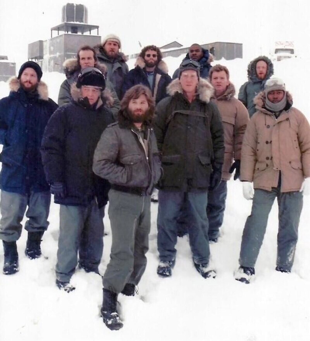 Solo unos amigos disfrutando de la nieve.  