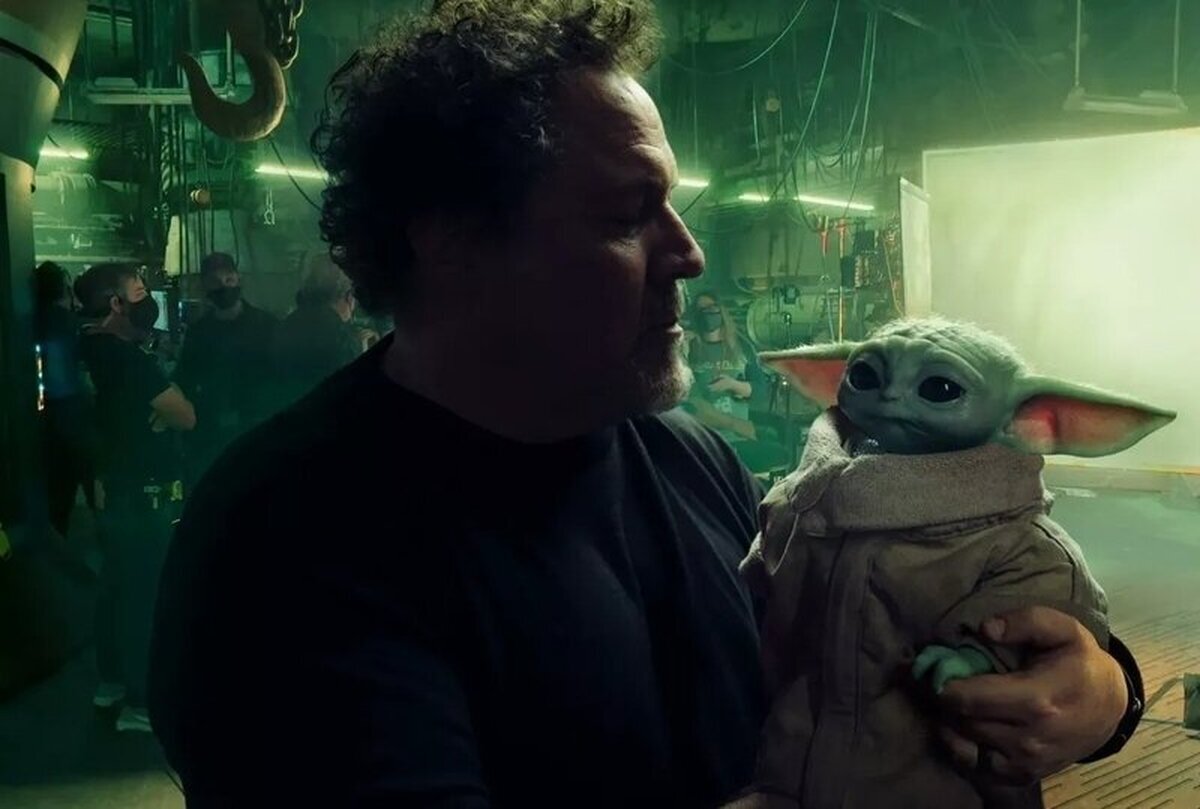 Grogu y su creador, Jon Favreau.  