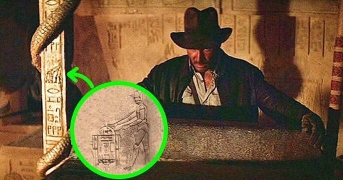 En “Indiana Jones y en busca del arca perdida“(1981), cuando el protagonista encuentra el arca, si nos fijamos en los símbolos grabados, podemos ver a R2-D2 y a C-3PO. 