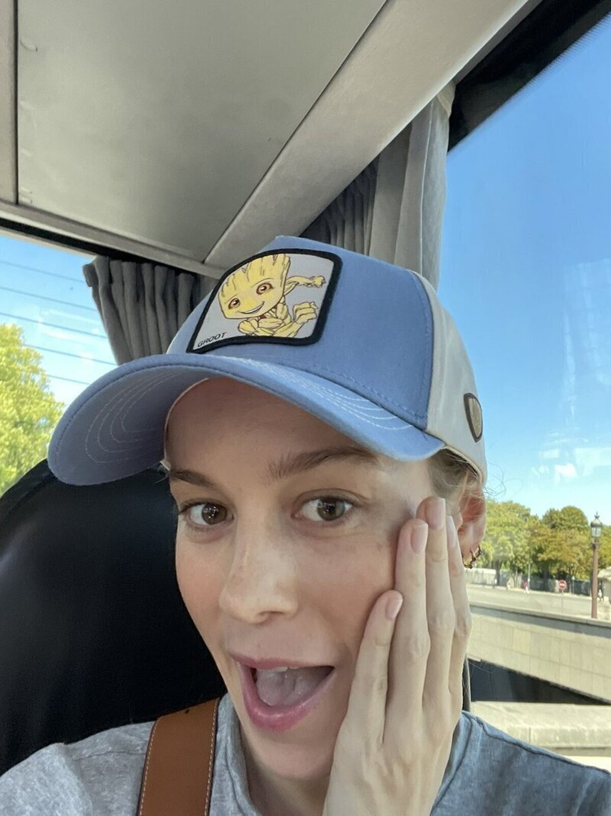 Brie Larson con una gorra de Groot. No se puede ser más adorable