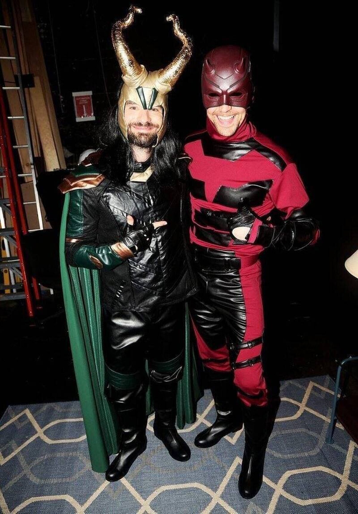 Tom Hiddleston disfrazado de Daredevil, y Charlie Cox de Loki, es lo mejor que verás hoy