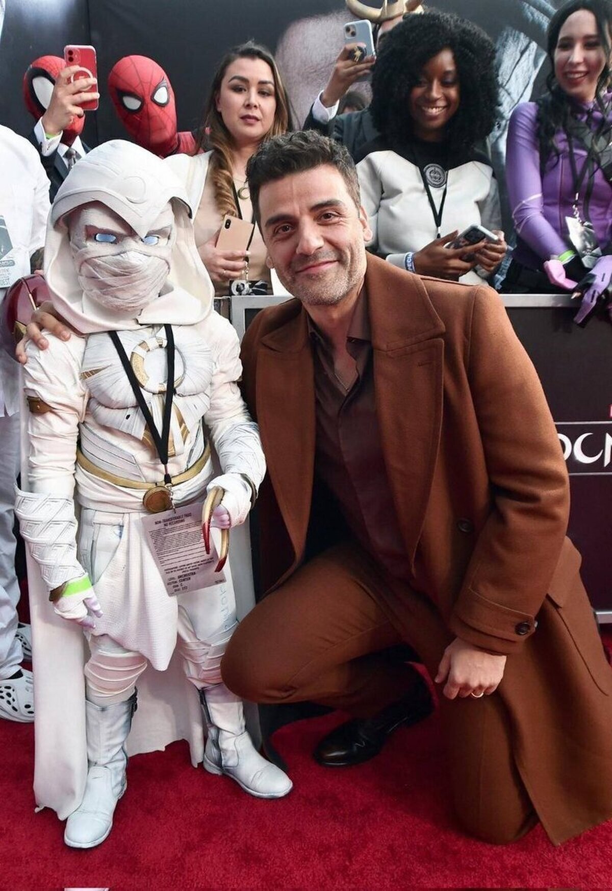 Oscar Isaac y el mini Moon Knight para alegrar tu día