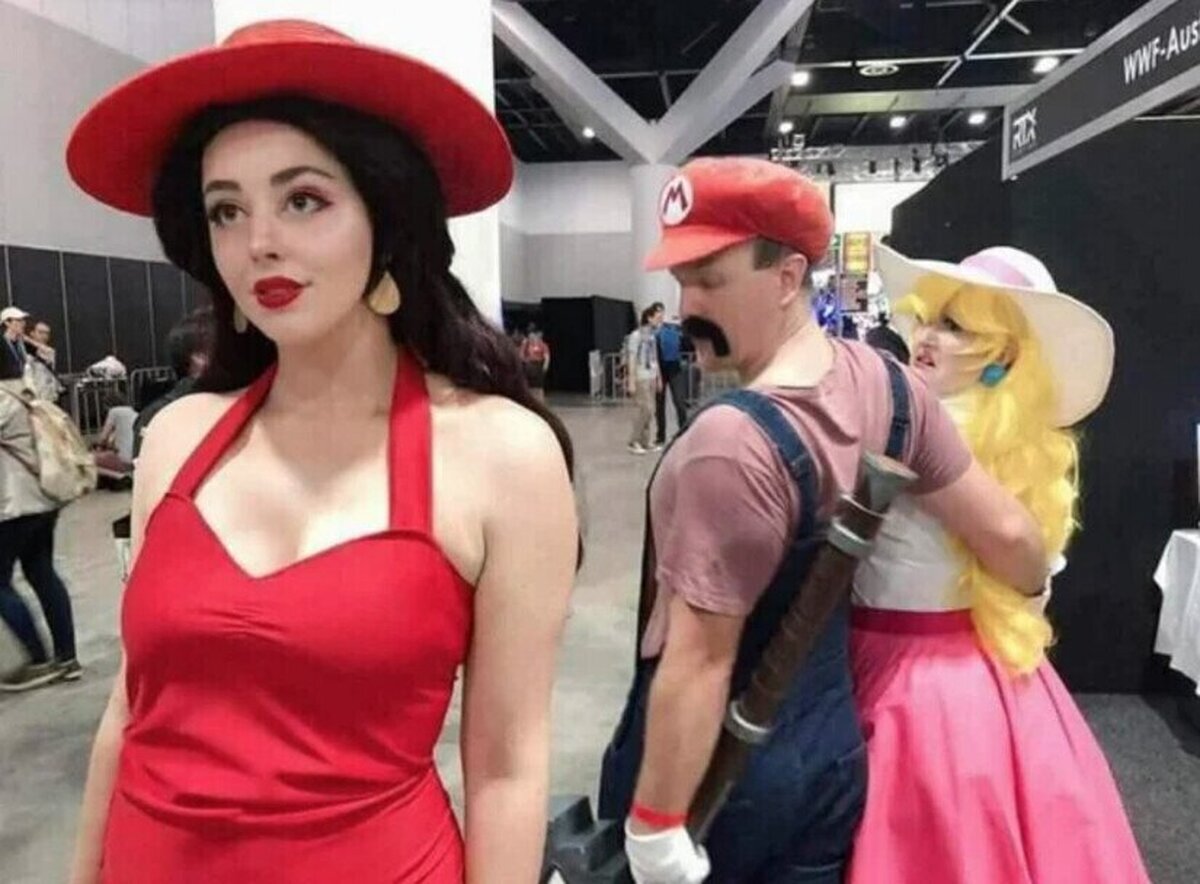 Mario recreando el meme del novio distraído