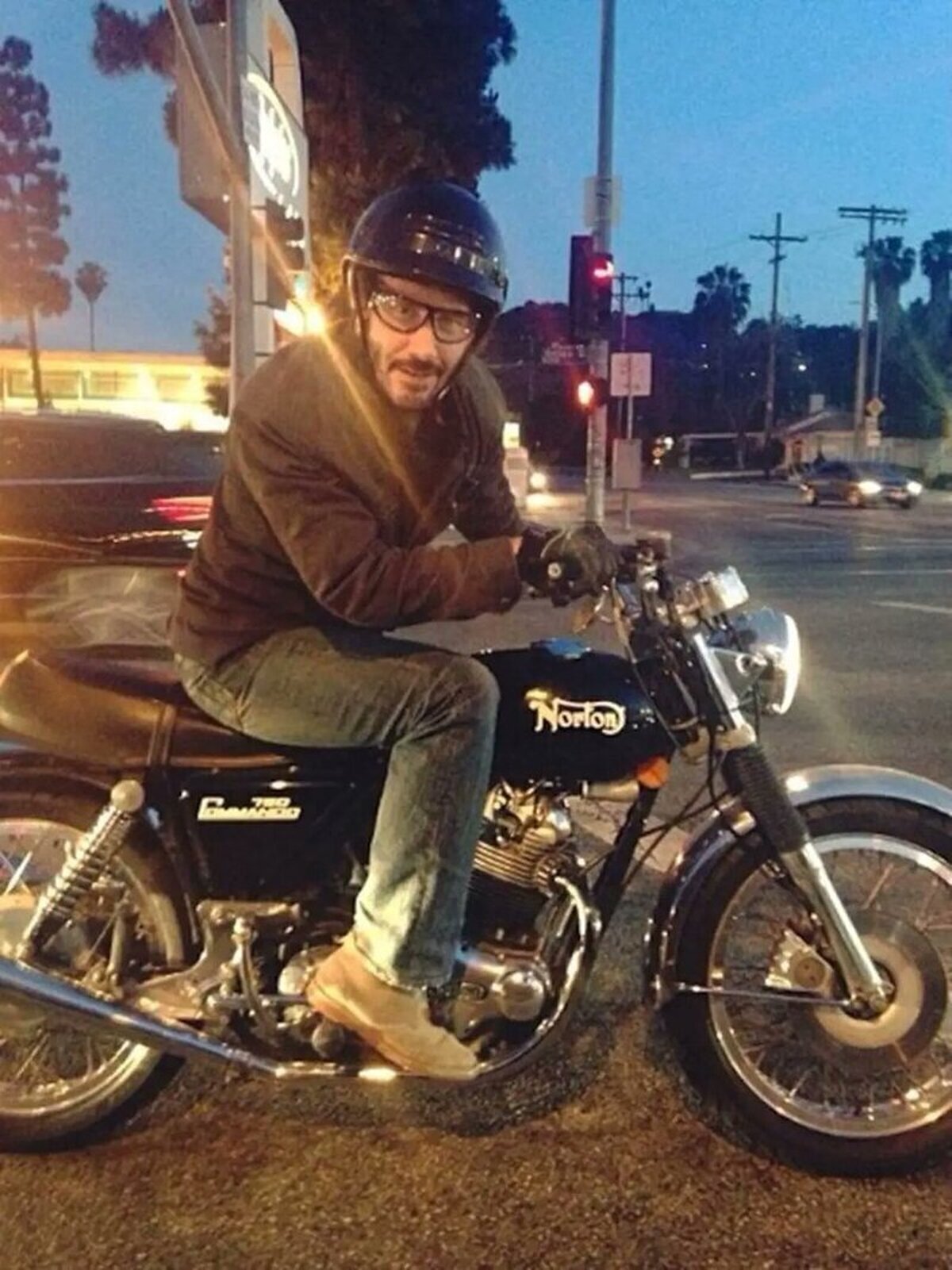 Eso que vas conduciendo por la calle y junto al semáforo frena una moto conducida por...Keanu Reeves.  