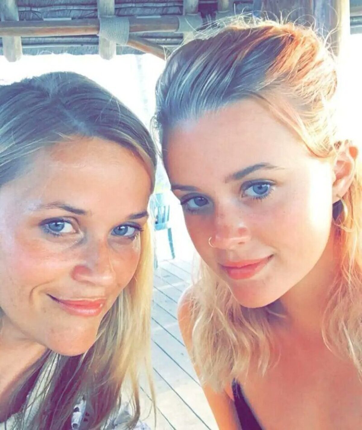 Reese Witherspoon con su hija Ava, prácticamente clónica
