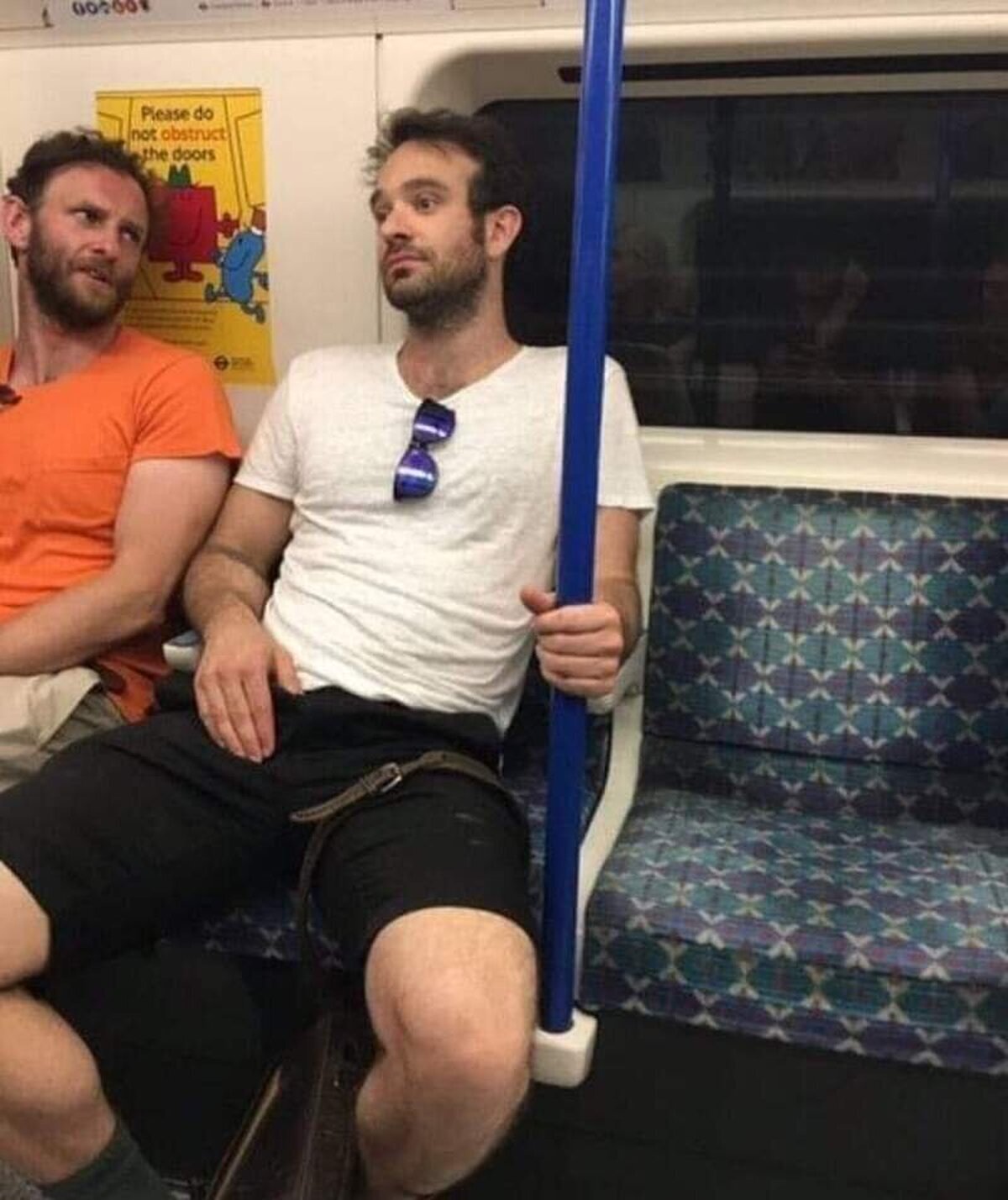 T&uacute; primer emoji del teclado es tu reacci&oacute;n al encontrarte con Daredevil en el subte / metro ?#Daredevil  