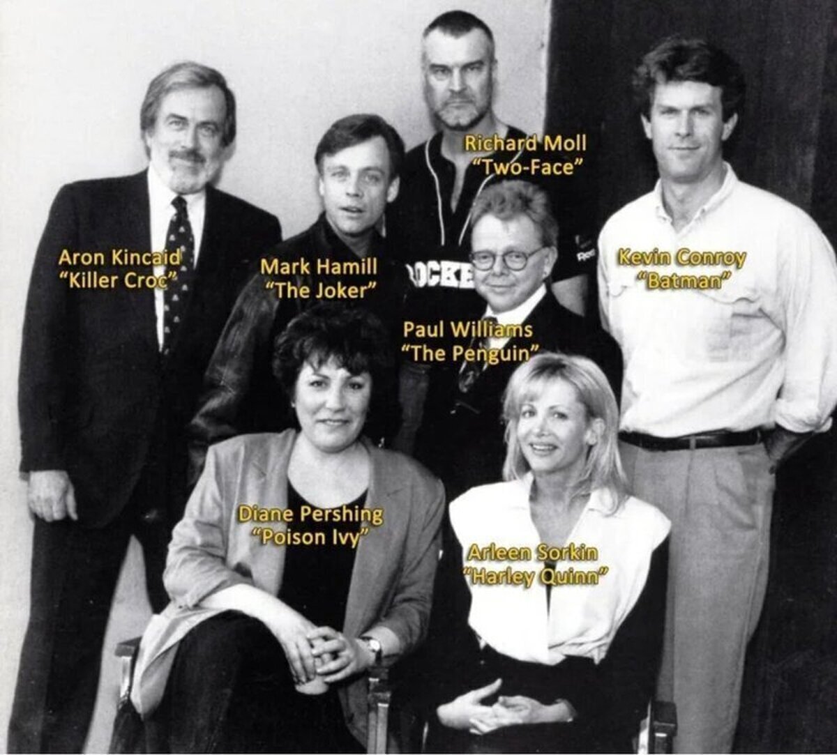 Buenos días con una imagen especial. Kevin Conroy y sus compañeros actores de doblaje, en una foto tomada de una sesión de grabación de 1992 para "Batman: La serie animada"