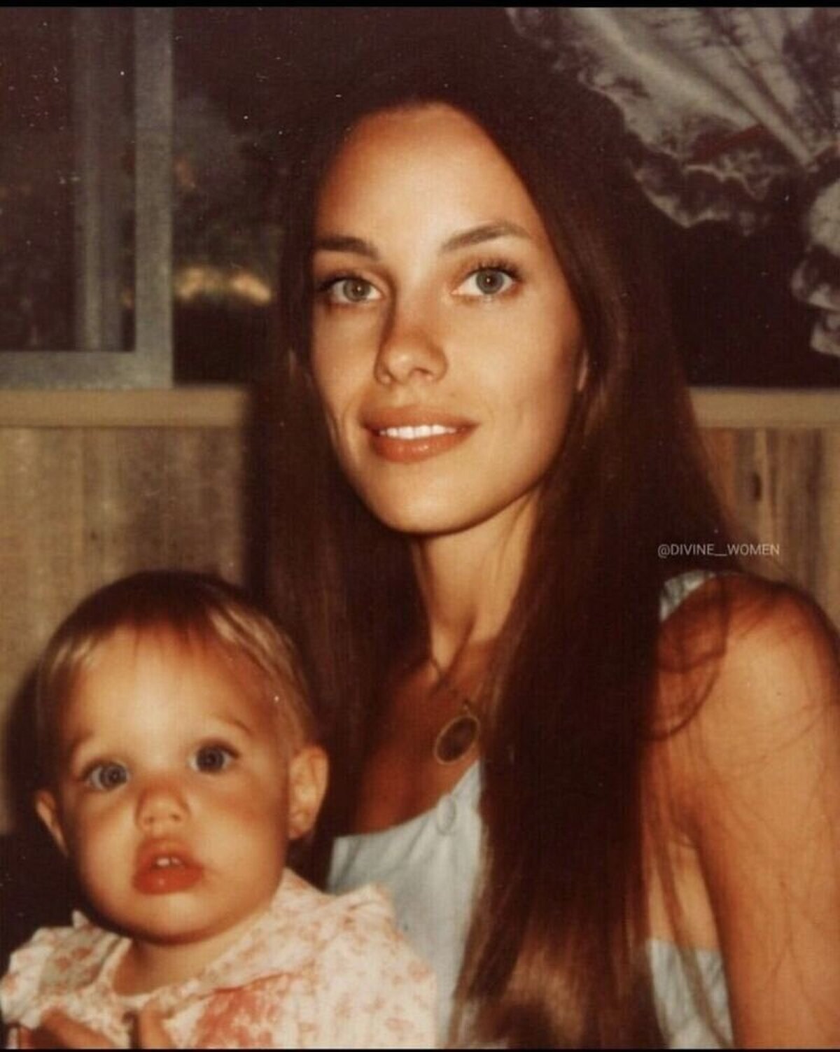 Marcheline Bertrand junto a su hija Angelina Jolie.  