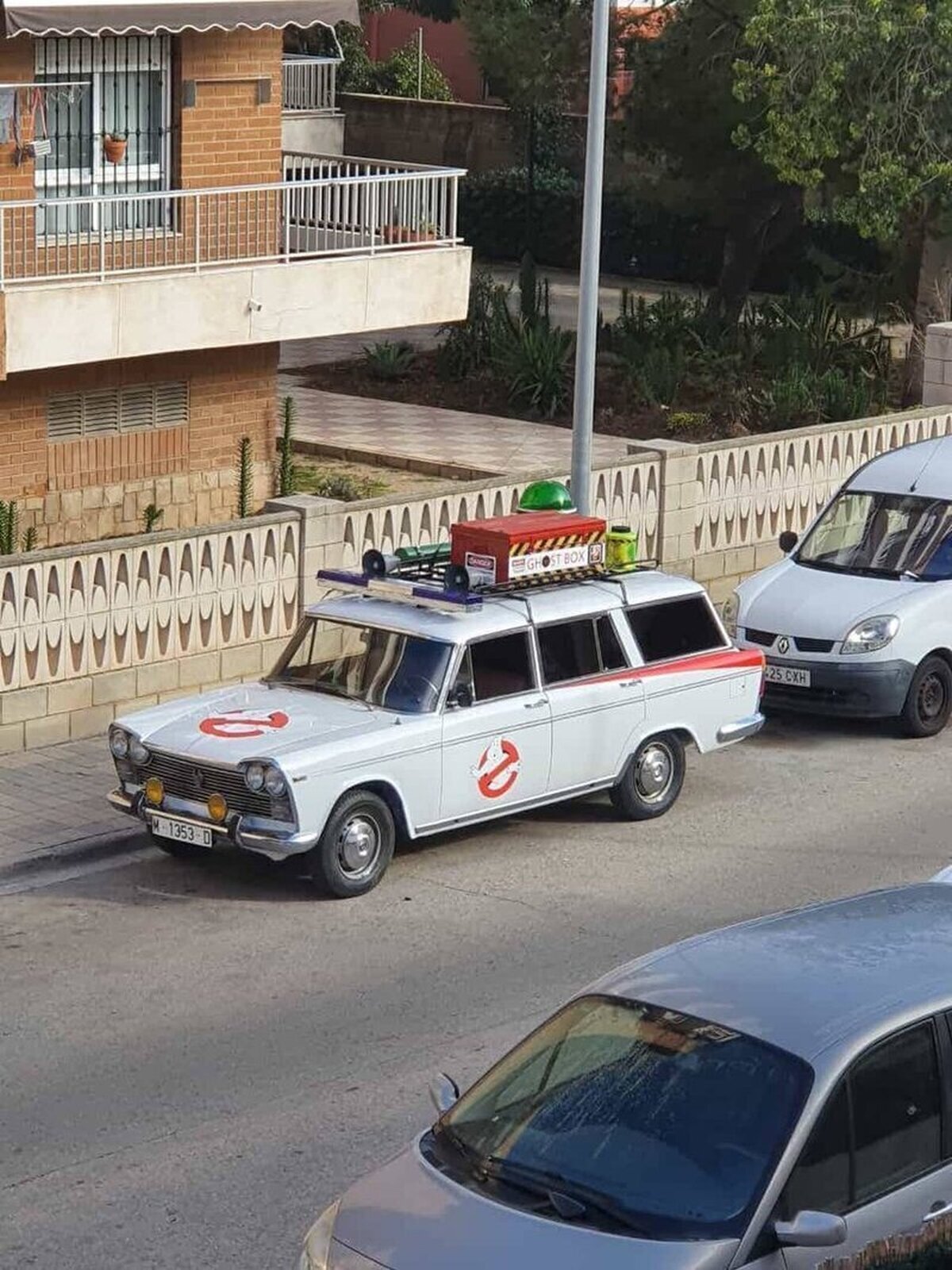 Mirad quien ha aparcado delante de casa…  